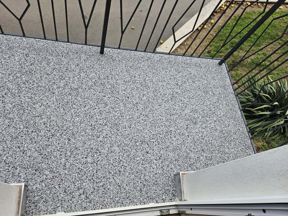 Balkon grauer Steinteppich