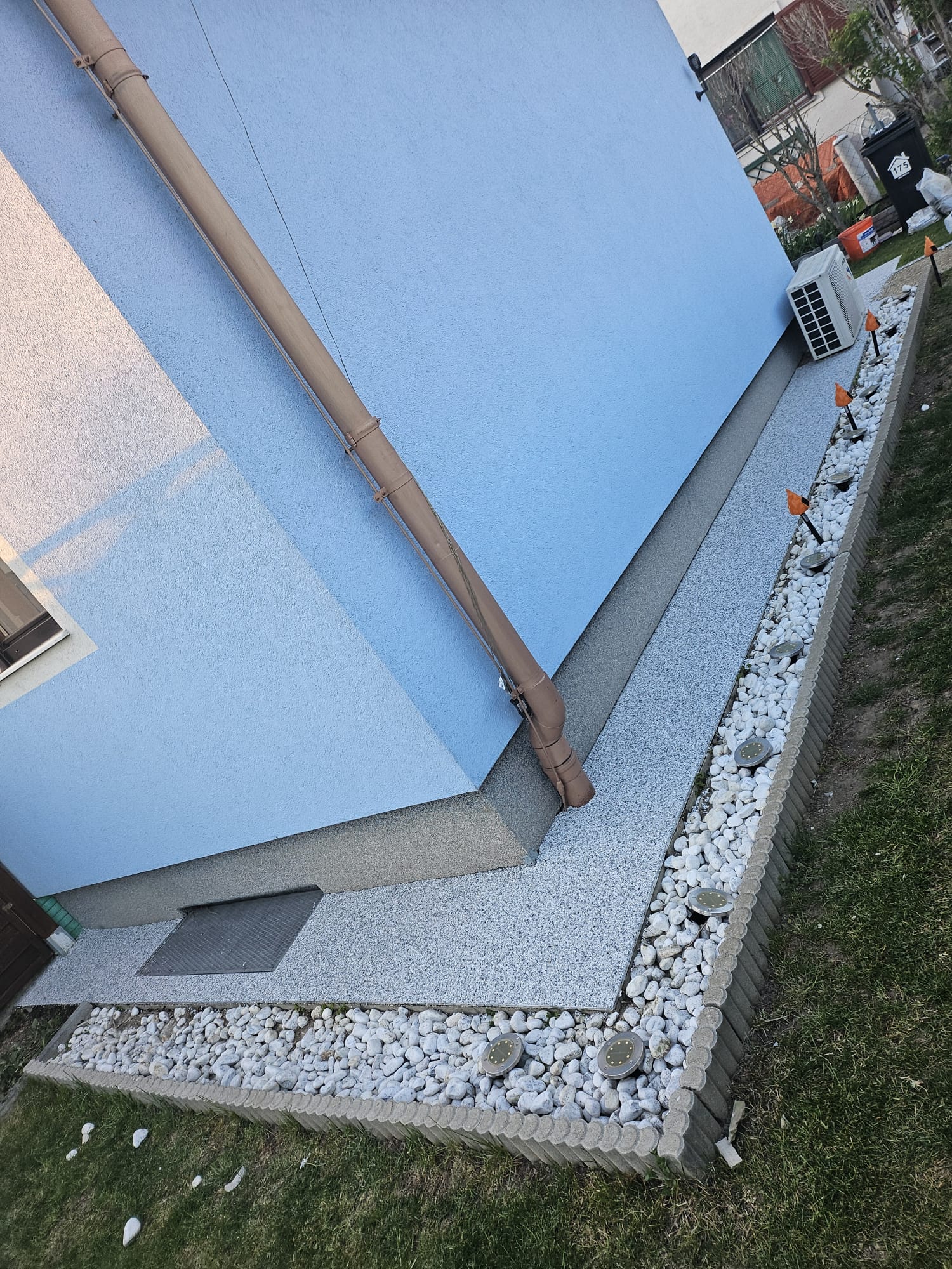 Steinteppich Terrasse am Holzhaus