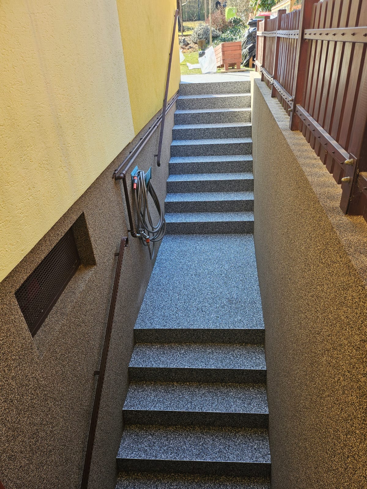 Steinteppich Terrassenkante, sauberer Abschluss
